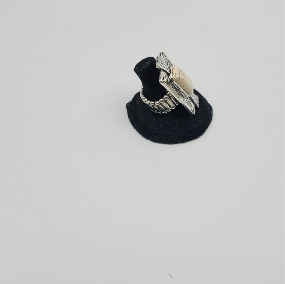 Paparazzi So Smithsonian white rhinestone ring - Picture 4 of 5